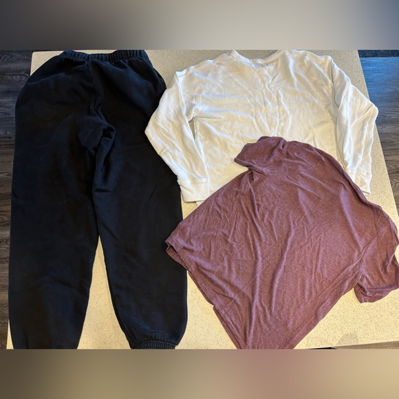 Aritzia Clothing Lot - Size S - Sweatpants, Sweater and T-Shirt - Picture 9 of 9